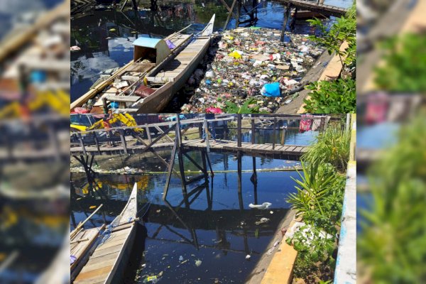 Jaga Estetika Kota, DPU Makassar Bersihkan Sampah di Kanal Jongaya