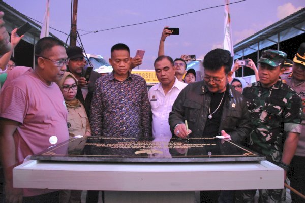 Mentan SYL Resmikan Peternakan Ayam Modern Terbesar di Gowa