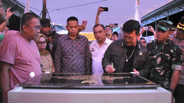 Mentan SYL Resmikan Peternakan Ayam Modern Terbesar di Gowa