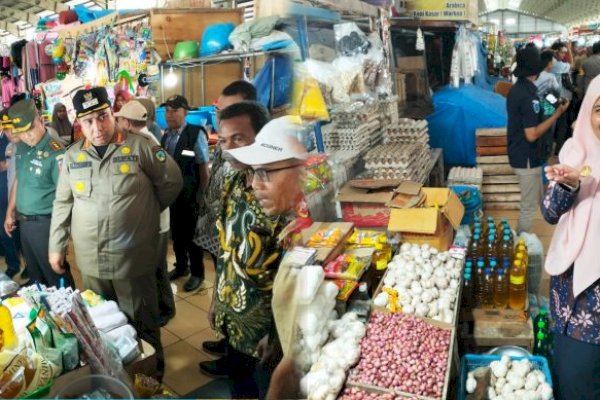 Mengecek Harga Sejumlah Komoditas Pokok, Bupati dan Wabup Melakukan Inspeksi ke Pasar TraMo