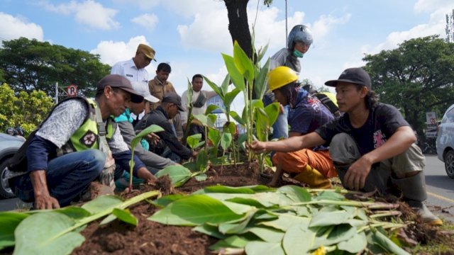 Sesuai Arahan Wali Kota Makassar, Camat Tamalanrea Fokus Pembenaan Media Tengah Sepanjang Jalan Perintis Kemerdekaan