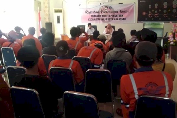 Tingkatkan Kedisiplinan, Camat Hamna Kumpulkan Petugas Kebersihan se-Kecamatan Wajo