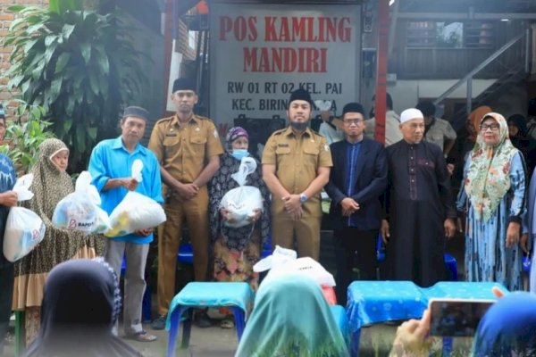 Bapenda Makassar Silaturahmi-Bagi Sembako di Tiga Longwis Kecamatan Biringkanaya
