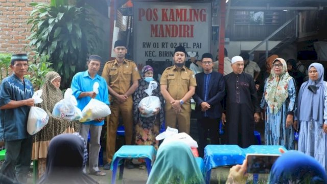 Bapenda Makassar Silaturahmi-Bagi Sembako di Tiga Longwis Kecamatan Biringkanaya