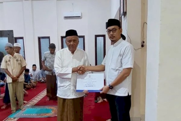 Kadis DPMPTSP Beserta Jajarannya Sholat Tarawih Berjemaa dengan Masyarakat Sudiang