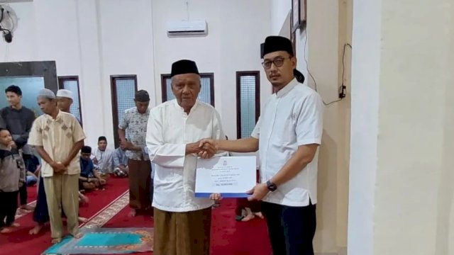 Kadis DPMPTSP Beserta Jajarannya Sholat Tarawih Berjemaa dengan Masyarakat Sudiang