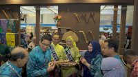 Kunjungi Stand Dekranasda Luwu, Sandiaga Uno Apresiasi Badik Luwu