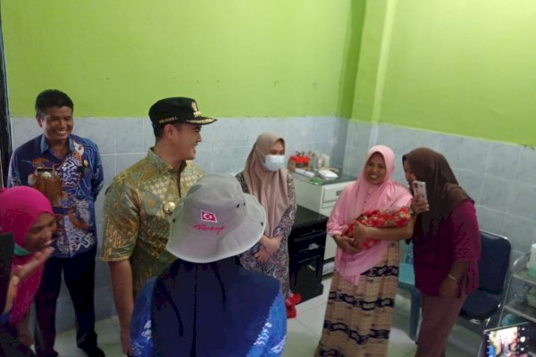 Bupati Yusran Beri Nama Bayi Baru Lahir di Puskesmas Karanrang dengan Nama Nabila