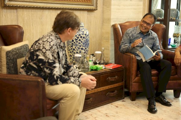 Diberi Karya ‘Ma Voisine Est Indonésienne’, Danny Pomanto: Saya Tersanjung Terima Buku Ini