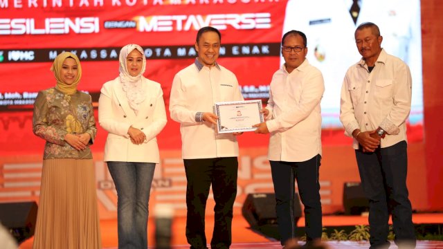 Danny-Fatma Terima Dua Penghargaan Core Values ASN BerAKHLAK dari ESQ Group.
