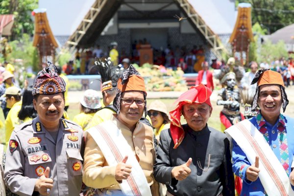 Danny Pomanto Berbaur dengan Masyarakat Toraja Nikmati Parade 110 Tahun IMT