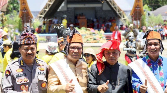 Danny Pomanto Berbaur dengan Masyarakat Toraja Nikmati Parade 110 Tahun IMT