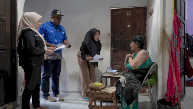 Dirum PDAM Makassar Indira Mulyasari, Kepala WP 3 Bahari Marsuki, dan Kaur BM WP 3 Yuli Irmawati Putri, saat mengunjungi Pelanggan Nonaktif.