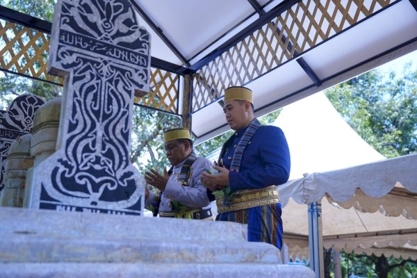 Bupati Pangkep Yusran dan Bupati  Andi Fahsar Ziarah ke Makam Raja Bone di Kampung Siang