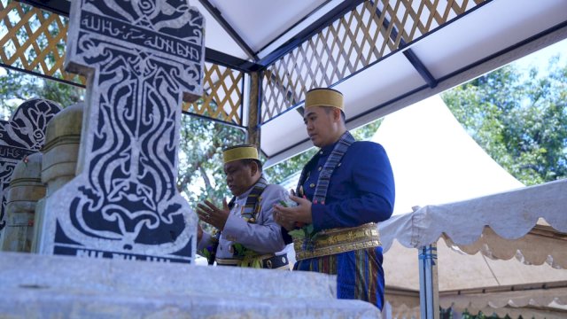 Bupati Pangkep Yusran dan Bupati&nbsp; Andi Fahsar Ziarah ke Makam Raja Bone di Kampung Siang