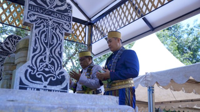 Bupati Pangkep Yusran dan Bupati  Andi Fahsar Ziarah ke Makam Raja Bone di Kampung Siang