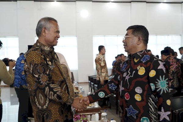 Bupati Luwu Basmin Mattayang Serahkan LKPD 2022 ke BPK
