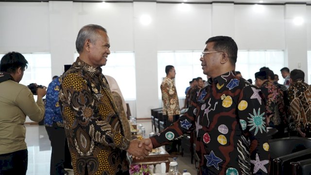 Bupati Luwu Basmin Mattayang Serahkan LKPD 2022 ke BPK
