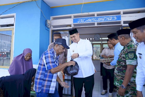 Safari Ramadan di Pulau Salemo, Bupati Pangkep Yusran Bagikan Bantuan