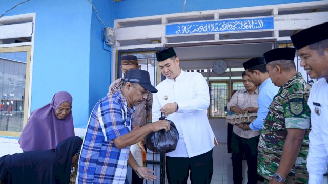 Safari Ramadan di Pulau Salemo, Bupati Pangkep Yusran Bagikan Bantuan