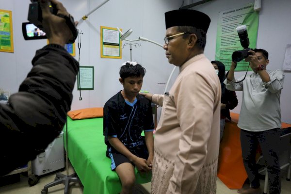 Danny Pomanto Jenguk Korban Tertimpa Reruntuhan Kubah Masjid Ittifaqul Jamaah