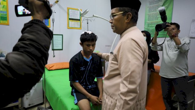 Danny Pomanto Jenguk Korban Tertimpa Reruntuhan Kubah Masjid Ittifaqul Jamaah