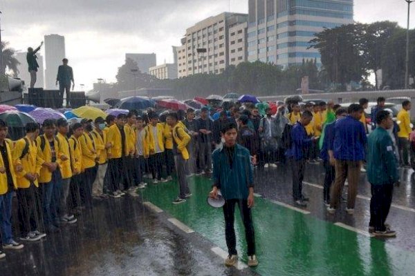 Demo Depan DPR, Mahasiswa BEM SI Minta UU Cipta Kerja Dicabut