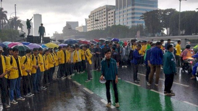 Demo Depan DPR, Mahasiswa BEM SI Minta UU Cipta Kerja Dicabut