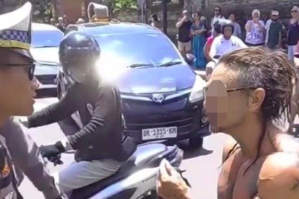 Tidak Pakai Helm, Bule di Bali Marah-marah saat Ditilang Polisi