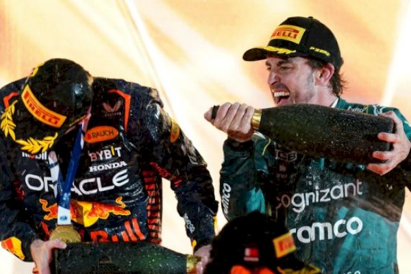 Max Verstappen Sambut Fernado Alonso Jadi Pesaingnya di Formula 1 2023