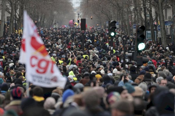 Prancis Membara, Warga Demo Macron yang Paksakan UU Perpanjangan Usia Pensiun