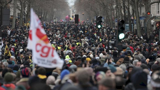 Prancis Membara, Warga Demo Macron yang Paksakan UU Perpanjangan Usia Pensiun