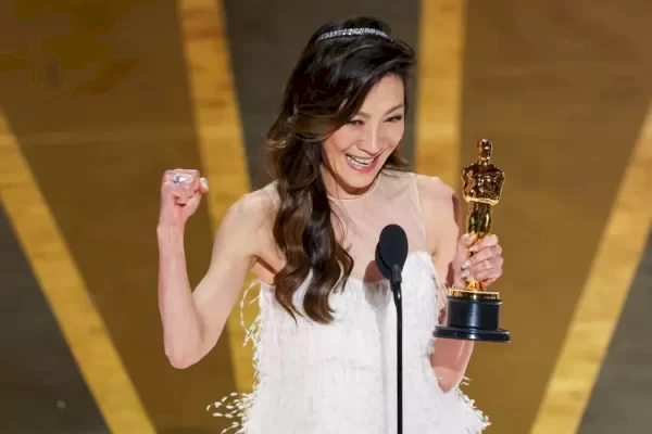 Michelle Yeoh Ukir Sejarah Jadi Wanita Asia Pertama Raih Aktris Terbaik di Oscar 2023