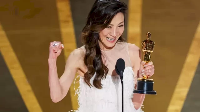 Michelle Yeoh Ukir Sejarah Jadi Wanita Asia Pertama Raih Aktris Terbaik di Oscar 2023