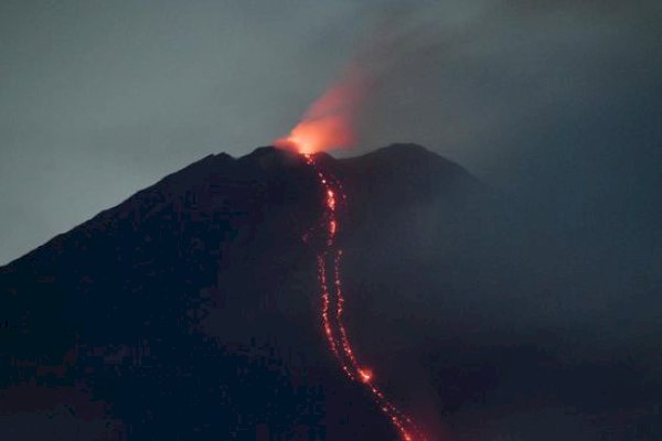 Waspada, Gunung Semeru Kembali Luncurkan Lava Pijar Sejauh 2 Kilometer