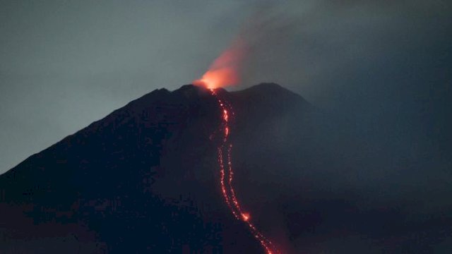 Waspada, Gunung Semeru Kembali Luncurkan Lava Pijar Sejauh 2 Kilometer