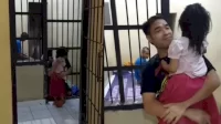 Momen Haru Ayah Peluk Sang Anak di Dalam Tahanan