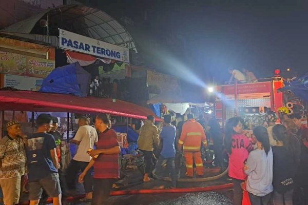 Pasar Terong Terbakar, Damkar Makassar Turunkan Puluhan Unit Armada dan Personil