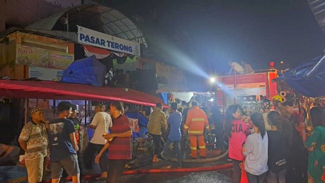 Pasar Terong Terbakar, Damkar Makassar Turunkan Puluhan Unit Armada dan Personil