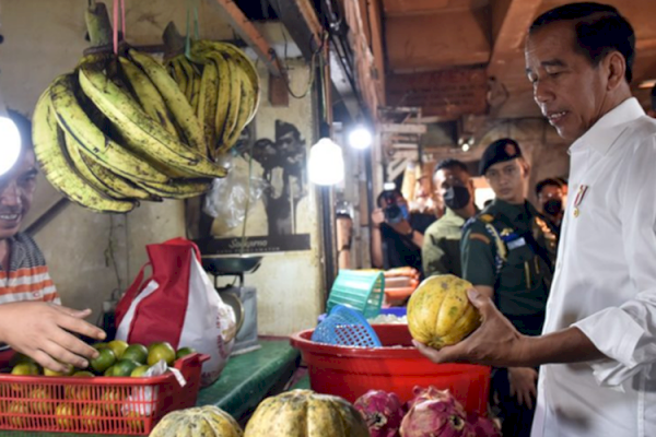 Jokowi Tegaskan Harga Bahan Pokok Turun Jelang Lebaran 2023