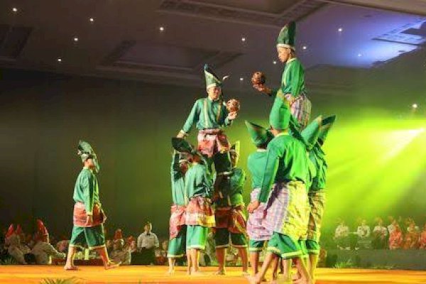 Pentas Budaya Tari Kalompoanna Hibur Ratusan Kepala Daerah Se Indonesia