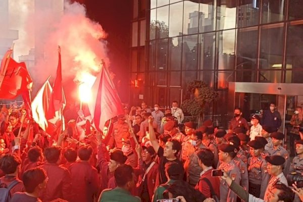 Copot Brigjen Endar, Massa Geruduk KPK Minta Firli Bahuri Dicopot, Nyalakan Flare dan Bentrok dengan Polisi