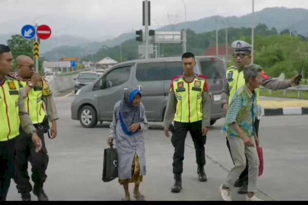 Video Viral Kakek dan Nenek Jalan Kaki di Tol Cisumdawu untuk Temui Cucunya