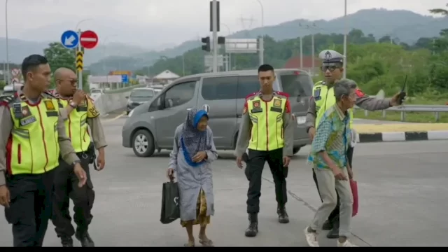 Video Viral Kakek dan Nenek Jalan Kaki di Tol Cisumdawu untuk Temui Cucunya