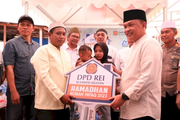 Dapat Rumah Gratis, Guru Honorer di Bantaeng Menangis Haru