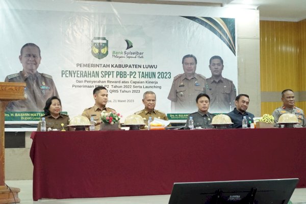 Bupati Luwu Beri Reward Kepada Camat, Lurah/Kades dan Kolektor Berprestasi Pencapaian Target PBB-P2
