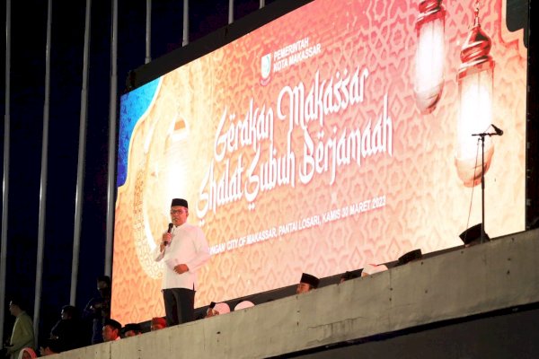 Danny-Fatma Salat Subuh Berjamaah Bersama Ribuan Masyarakat di Pekan Kedua Ramadan 1444 Hijriah