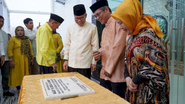 Taufan Pawe Bersama Hamka B Kady Resmikan Masjid Hj Soesila Hj Hamida di Takalar