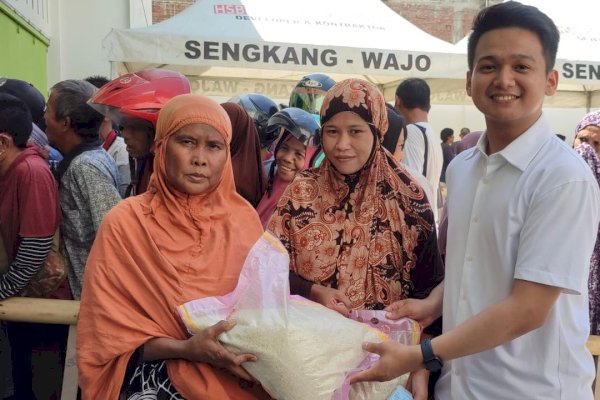 Muhammad Hidayat, Bacaleg Milenial NasDem asal Wajo Bagi Ribuan Sembako, Warga Sangat Bahagia