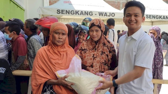 Muhammad Hidayat, Bacaleg Milenial NasDem asal Wajo Bagi Ribuan Sembako, Warga Sangat Bahagia